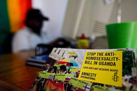 Ein Amnesty International Poster gegen ein Gesetz gegen Homosexuelle in Uganda.