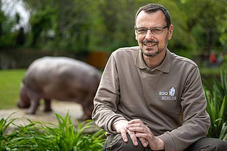 Tierarzt Andreas Pauly im Berliner Zoo vor dem Flusspferdgehege.