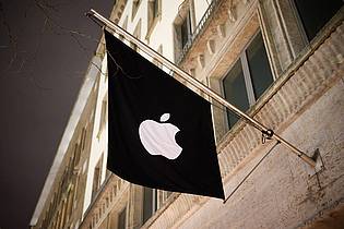 Julian Stratenschulte/dpa | Apple kritisiert, man solle mit anderen Firmen bisher verschlüsselte Nutzerdaten teilen. (Archivbild)
