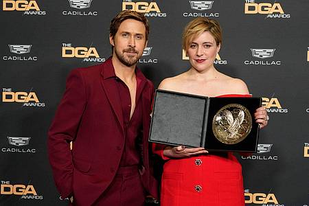 Ryan Gosling (l) mit «Barbie«-Regisseurin   Greta Gerwig bei den Directors Guild of America Awards (DGA) Awards.