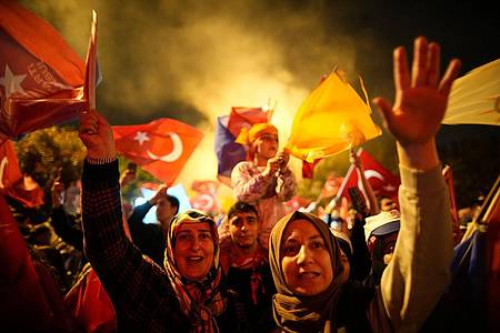 Anhänger des türkischen Präsidenten Recep Tayyip Erdogan feiern in den Straßen von Istanbul.