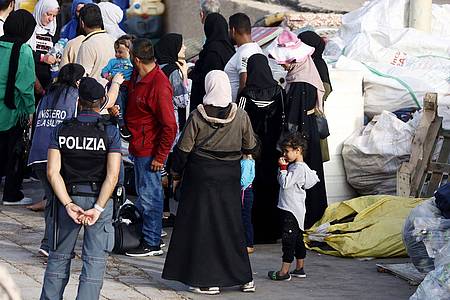 Am Hafen auf der Insel Lampedusa wird ankommenden Migranten geholfen.