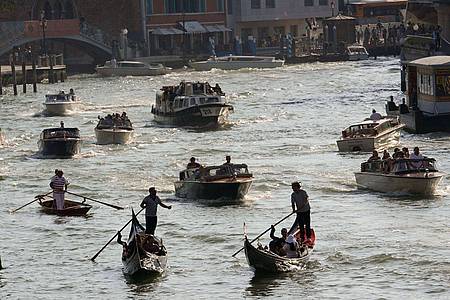 Boote in Venedig müssen sich in Zukunft an Blitzer gewöhnen.