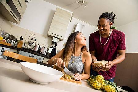 Schnippeln und flirten: Beim Koch-Dating hat man gleich ein Thema und kann Eigenheiten des Dates beobachten - ein guter Indikator, um zu schauen, ob man mehr will.