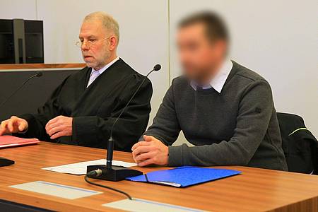 Der Angeklagte vor Beginn des Prozesses in Mühlhausen im Gerichtssaal.
