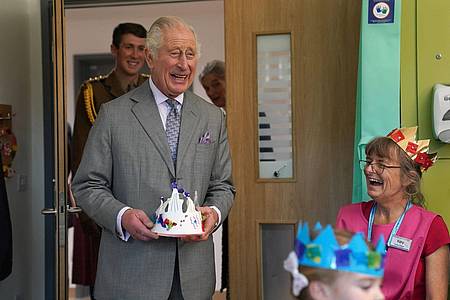 König Charles III. bei der Eröffnung des Priscilla Bacon Lodge Hospizes in Norwich.