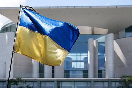 «Das Verbot ukrainischer Flaggen ist ? mit den Worten des Gerichts ? offensichtlich rechtswidrig», sagt Anwalt Patrick Heinemann, der den ukrainischen Verein Vitsche vertritt.
