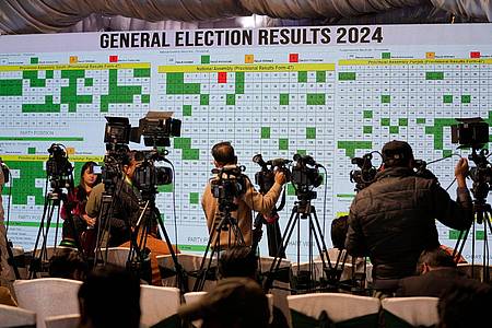 Fernsehteams beziehen Stellung: In Pakistan ist mehr als 17 Stunden nach Schließung der Wahllokale immer noch ein großer Teil der Wahlergebnisse nicht veröffentlicht worden.