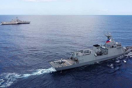 Die «USS Gabrielle Giffords» (LCS 10, l) habe sich ohne Genehmigung dem Ren`ai-Riffs genähert.