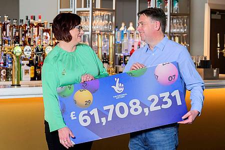 Die Richard und Debbie Nuttall nehmen 61.708.231 Pfund (etwa 71 Millionen Euro) mit nach Hause.