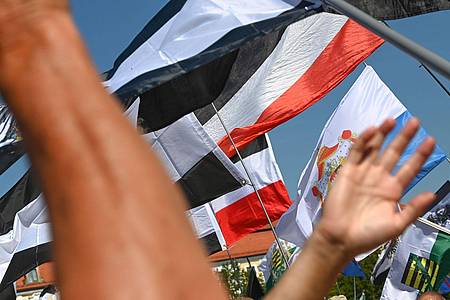 Reichsflaggen werden auf dem Magdeburger Domplatz zu einer «Reichsbürger»-Kundgebung hochgehalten.