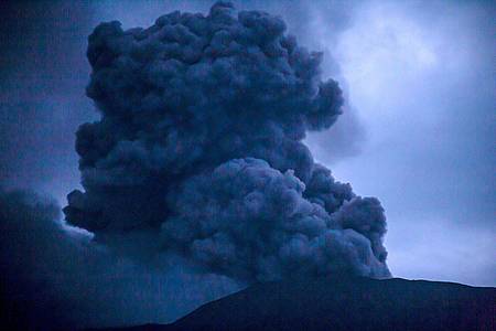 Beim Ausbruch des Vulkans Marapi kommen zahlreiche Menschen ums Leben.