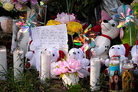 Kerzen, Blumen und Kuscheltiere im Gedenken an die Getöteten in Texas.