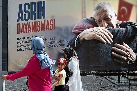 Ein Wahlplakat der AKP mit dem türkischen Präsidenten Erdogan darauf hängt an einer Straße in der Nähe des Hafens von Iskenderum.