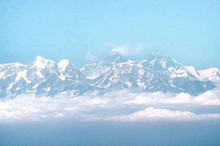 Blick aus dem Flugzeug auf das Himalaya-Gebirge mit dem Mount Everest - höher geht`s nicht.