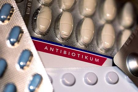 Antibiotika werden beispielsweise bei potenziell lebensbedrohlichen bakteriellen Infektionen verschrieben.
