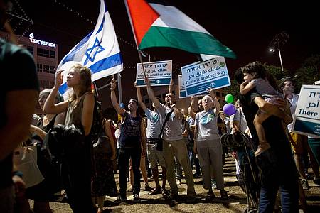 Demonstranten bei einer Friedensdemonstration in Tel Aviv. (Archivbild)
