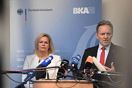 Innenministerin Nancy Faeser und BKA-Präsident Holger Münch geben ein Statement. Seit dem Hamas-Angriff wurden in Deutschland mehr als 3500 Straftaten registriert.