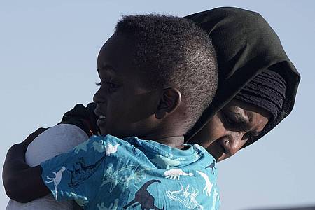 Eine Mutter mit Kind auf der Flucht: Im Sudan ist ein lange schwelender Machtkampf am 15. April gewaltsam eskaliert.