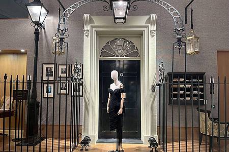 Ein nachgebauter Eingang zum Londoner Regierungssitz in der Downing Street und ein nachgeschneidertes Kleid, das Prinzessin Diana einst trug («Revenge Dress») werden vor einer Versteigerung im Auktionshaus Bonhams ausgestellt.