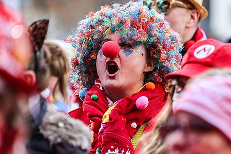 Karnevalisten feiern auf dem Heumarkt den Beginn der Karnevalssaison.