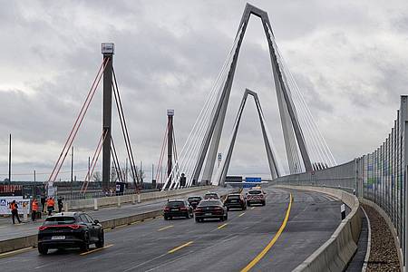 Die ersten Fahrzeuge fahren über die neue Leverkusener Brücke.