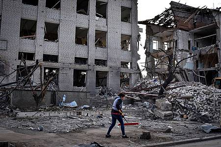Beschädigte Gebäude in der Region Saporischschja, Ukraine. Durch russische Raketentreffer wurden nach Behördenangaben mindestens vier Menschen getötet.