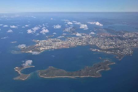 Blick auf die Hauptstadt Noumea der Inselgruppe Neukaledonien aus der Luft.