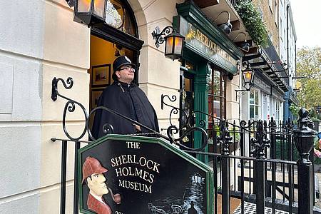 Ein als Polizist verkleideter Mitarbeiter vor dem Sherlock Holmes Museum in London.