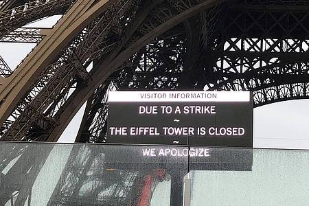 Ein Schild informiert, dass der Eiffelturm wegen Streiks geschlossen ist.