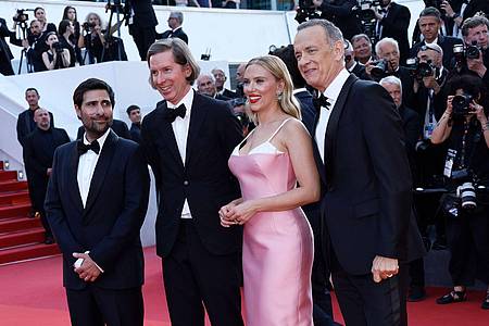 Jason Schwartzman (l-r), Wes Anderson, Scarlett Johansson und Tom Hanks stellen «Asteroid City» in Cannes vor.