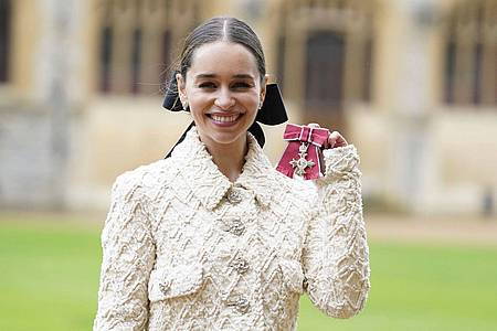 Emilia Clarke zeigt ihren Orden nachdem sie und ihre Mutter von Prinz William auf Schloss Windsor zu Mitgliedern des Ordens des Britischen Empire ernannt wurden.
