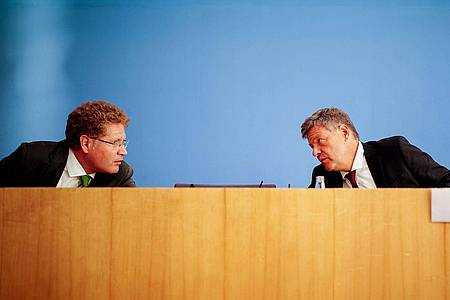 Bundeswirtschaftsminister Robert Habeck (Grüne, r) mit seinem Staatssekretär Patrick Graichen.