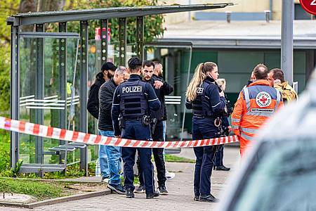 Einsatzkräfte der Polizei sichern Spuren am Tatort in Lüdenscheid.