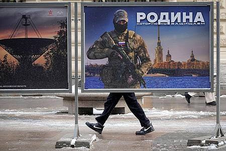 Ein Plakat mit dem Bild eines russischen Soldaten und der Aufschrift «Wir verteidigen das Vaterland» in St. Petersburg.