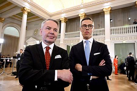 Die Präsidentschaftskandidaten Alexander Stubb (r) und Pekka Haavisto im Rathaus von Helsinki.