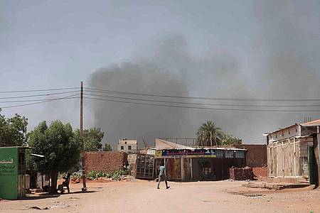 Rauch steigt am 3. Mai hinter Gebäuden in Khartum auf.
