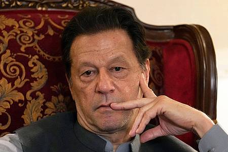 Imran Khan ist innerhalb von zwei Tagen zu insgesamt 24 Jahren Haft verurteilt worden.