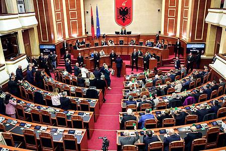 Albaniens Parlament hat dem Migrationsabkommen mit Italien zugestimmt.