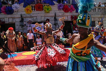 In Rio de Janeiro sorgen dutzende Karnevalsgruppen für gute Stimmung in der Stadt.