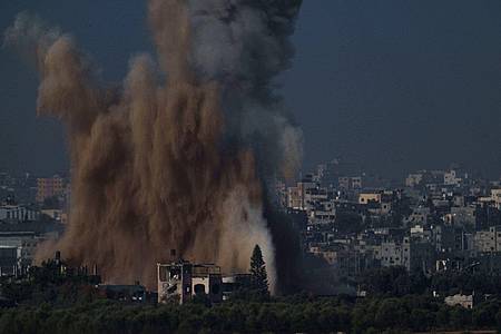 Rauch steigt nach einem israelischen Luftangriff im Gazastreifen auf, gesehen vom Süden Israels aus.