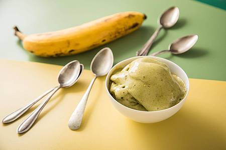 Vegan und lecker: Aus reifen Bananen und Matcha lässt sich die ideale «Nice Cream» zubereiten.