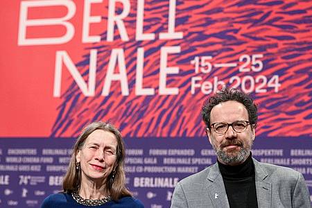 Das Leitungs-Duo der Berlinale, Mariette Rissenbeek, Geschäftsführerin, und Carlo Chatrian, künstlerischer Direktor, stehen bei der Bekanntgabe des Berlinale-Programms 2024 auf der Bühne.