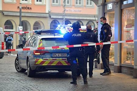 Einsatzkräfte der Polizei am 1. Dezember 2020 in Trier nach der Amokfahrt, bei  der fünf Menschen ums Leben kamen.