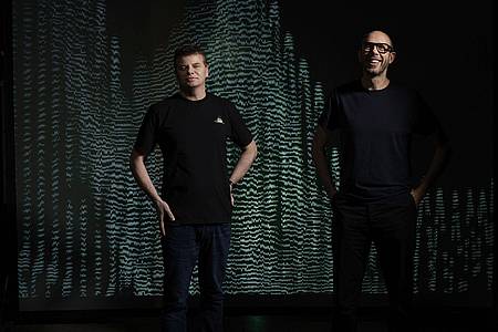 Tom Rowlands (r) und Ed Simons sind das  britische Electronica-Duo Chemical Brothers.