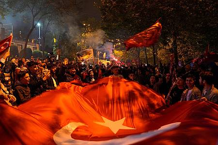 Anhänger des türkischen Präsidenten Erdogan jubeln vor dem Sitz der AKP in Istanbul.