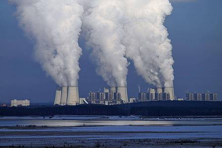 Das Braunkohlekraftwerk Jänschwalde in Brandenburg. Der weltweite Ausstieg aus Kohle, Öl und Gas ist eines der strittigsten Themen in Dubai, da er für das Erreichen der internationalen Klimaziele als elementar gilt.