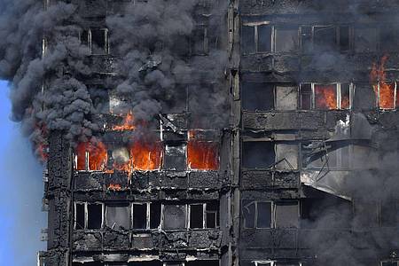 Der Grenfell Tower im Westen Londons steht in Flammen.