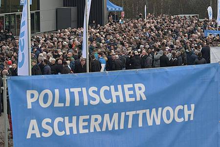Vor dem Beginn des politischen Aschermittwochs der CSU vor der Passauer Dreiländerhalle.
