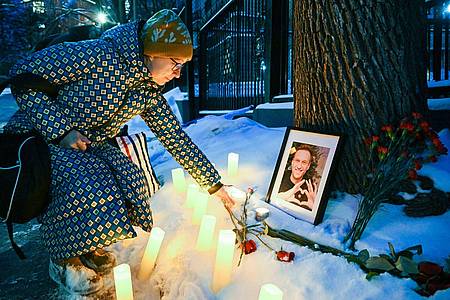 Auch im kanadischen Montreal gedenken Menschen dem verstorbenen Nawalny.